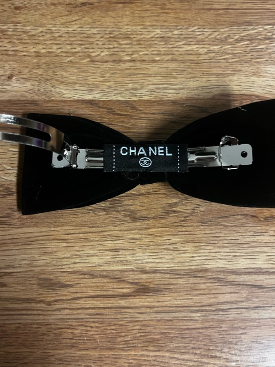 ? ChaneI Black 90s Retro Velour Velvet Gold Tone Signature Bow Barrett Clip